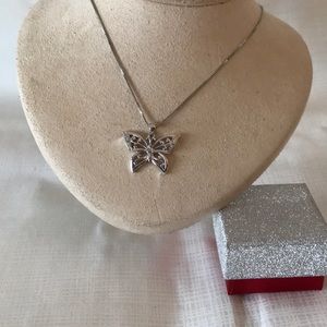 🌸Diamond accented butterfly necklace